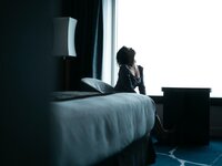 [Photobook] Eimi Hanamura 花村映実 - Woman living in a hotel ホテルに住むオンナ。 (2020-11-11)