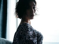 [Photobook] Eimi Hanamura 花村映実 - Woman living in a hotel ホテルに住むオンナ。 (2020-11-11)