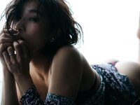 [Photobook] Eimi Hanamura 花村映実 - Woman living in a hotel ホテルに住むオンナ。 (2020-11-11)
