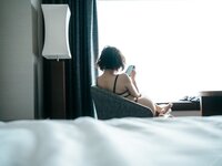 [Photobook] Eimi Hanamura 花村映実 - Woman living in a hotel ホテルに住むオンナ。 (2020-11-11)