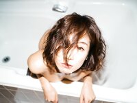 [Photobook] Eimi Hanamura 花村映実 - Woman living in a hotel ホテルに住むオンナ。 (2020-11-11)