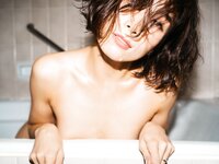 [Photobook] Eimi Hanamura 花村映実 - Woman living in a hotel ホテルに住むオンナ。 (2020-11-11)