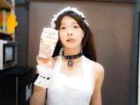 [Photobook] Aimi あいみ - The maid who suddenly came to my house has no motivation 僕の家に突然やって来たメイドは、全くやる気がない (2021-10-15)