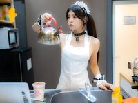 [Photobook] Aimi あいみ - The maid who suddenly came to my house has no motivation 僕の家に突然やって来たメイドは、全くやる気がない (2021-10-15)