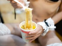 [Photobook] Aimi あいみ - The maid who suddenly came to my house has no motivation 僕の家に突然やって来たメイドは、全くやる気がない (2021-10-15)