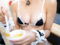[Photobook] Aimi あいみ - The maid who suddenly came to my house has no motivation 僕の家に突然やって来たメイドは、全くやる気がない (2021-10-15)