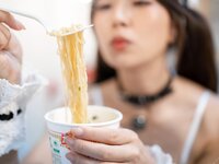 [Photobook] Aimi あいみ - The maid who suddenly came to my house has no motivation 僕の家に突然やって来たメイドは、全くやる気がない (2021-10-15)