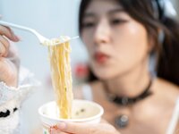 [Photobook] Aimi あいみ - The maid who suddenly came to my house has no motivation 僕の家に突然やって来たメイドは、全くやる気がない (2021-10-15)