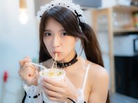 [Photobook] Aimi あいみ - The maid who suddenly came to my house has no motivation 僕の家に突然やって来たメイドは、全くやる気がない (2021-10-15)