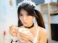 [Photobook] Aimi あいみ - The maid who suddenly came to my house has no motivation 僕の家に突然やって来たメイドは、全くやる気がない (2021-10-15)