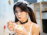[Photobook] Aimi あいみ - The maid who suddenly came to my house has no motivation 僕の家に突然やって来たメイドは、全くやる気がない (2021-10-15)