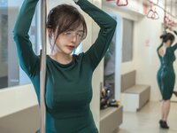 [COSPLAY] 秋和柯基-电车