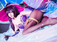 [Cosplay] Sally Dorasnow – Mona (Genshin Impact)