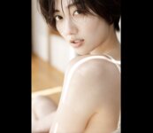 [FRIDAY] Kazusa Okuyama 奥山かずさ - Monthly Girl 010 マンスリーガール010 (2022-03-30)
