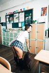 [Loozy] Booty Queen - Gal in a Shool Warehouse