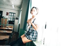 [Loozy] Booty Queen - Gal in a Shool Warehouse