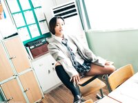 [Loozy] Booty Queen - Gal in a Shool Warehouse
