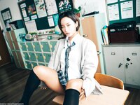 [Loozy] Booty Queen - Gal in a Shool Warehouse