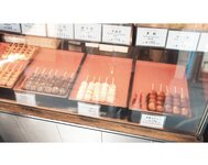 [Photobook] 真奈 グラビア写真集 むにむにする？(wunder publishing house)