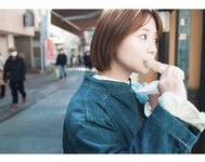 [Photobook] 真奈 グラビア写真集 むにむにする？(wunder publishing house)