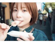 [Photobook] 真奈 グラビア写真集 むにむにする？(wunder publishing house)