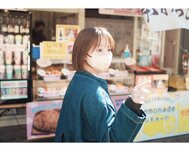 [Photobook] 真奈 グラビア写真集 むにむにする？(wunder publishing house)