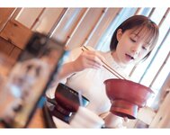 [Photobook] 真奈 グラビア写真集 むにむにする？(wunder publishing house)
