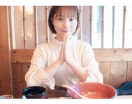 [Photobook] 真奈 グラビア写真集 むにむにする？(wunder publishing house)