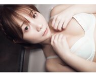 [Photobook] 真奈 グラビア写真集 むにむにする？(wunder publishing house)