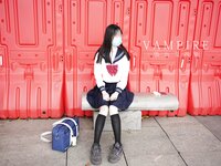 [吸血鬼映画] JK公园露出 [52P1V- 305MB]