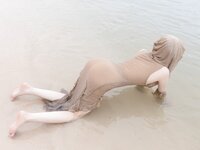 [Cosplay] 鱼子酱雨后海滩写真