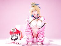 [Cosplay] ZinieQ - Princess Peach Figure