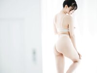 [Photobook] あまつまりな 完全限定写真集 The Queen (Wunder Publishing House)