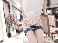 [Cosplay] 小玉吃果冻 白背心紧身牛仔短裤
