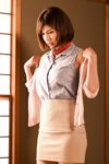 [Photobook] 狙われた人妻「借金で義父を頼った美人巨乳妻」若宮はずき 写真集 (ラビリンス)