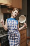 [Photobook] 有賀みなほ ヌード写真集 キッチンでエプロンを脱いじゃうお姉さん (ミドルエッチ出版)