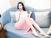 [Cosplay] 王馨瑶Yanni 粉色上衣加半身裙配小奶牛