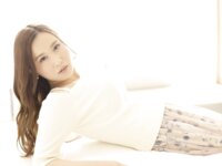 【舞ワイフ公式写真集】朝倉ここな「女として見られたい」恋愛体質を持つ美巨乳妻