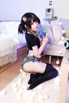 [Cosplay] 是三不是世w - 偷玩游戏机的少女