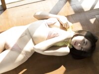 [Photobook] 激撮 依東杏奈 写真集 Round Qeen（ラビリンス）