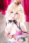 [Cosplay] Potato Godzilla - Peach Bunny Girl