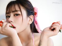 [CRAZY GIANT] BANI - Strawberry Vibes