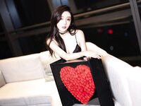 [Cosplay] 王馨瑶 紫色皮衣