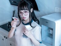[Cosplay] Qiyuemiaozi 七月喵子 - Yogurt glasses girl 酸奶眼镜娘