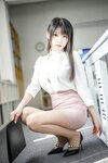 香草喵露露 - NO.056 忙露的职场 粉白裙 [40P1V-1.32GB]