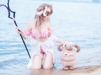 [Cosplay] 三度 69 — 小羊泳装