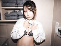 [Photobook] 芽衣 写真集 芽ばえちゃう (Wunder Publishing House)