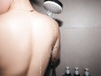 [Photobook] 芽衣 写真集 芽ばえちゃう (Wunder Publishing House)