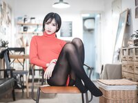 [Cosplay] 面饼仙儿 - 皮裤连体红毛衣