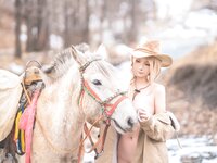[Cosplay] 小和甜酒 骑马 猎人 [59P1V-682MB]